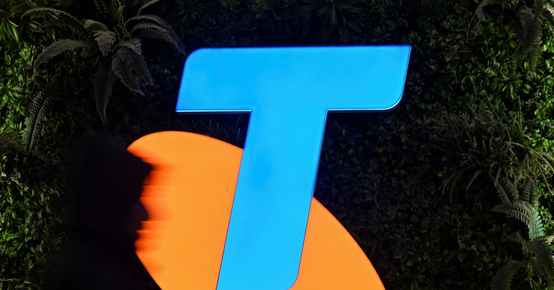 CEO da Telstra aponta mudança não documentada como causa provável de apagão em serviços