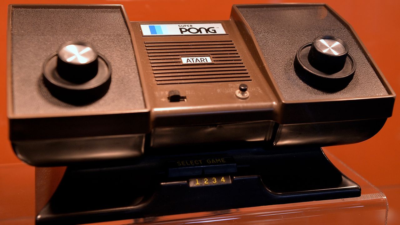 Console de videogame retrô Atari Super Pong exibido em uma feira de jogos.