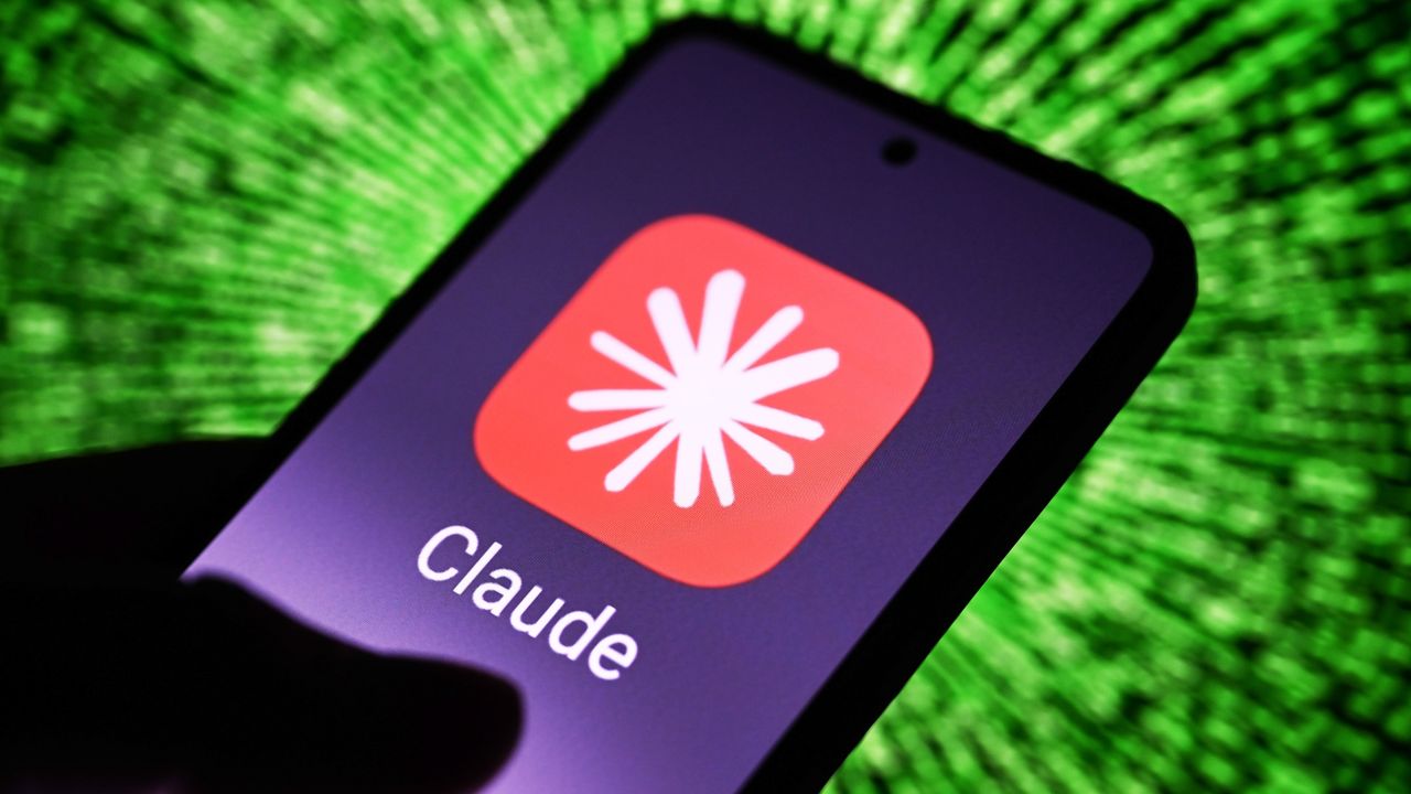 Ilustração do aplicativo Claude AI da Anthropic exibido na tela de um smartphone