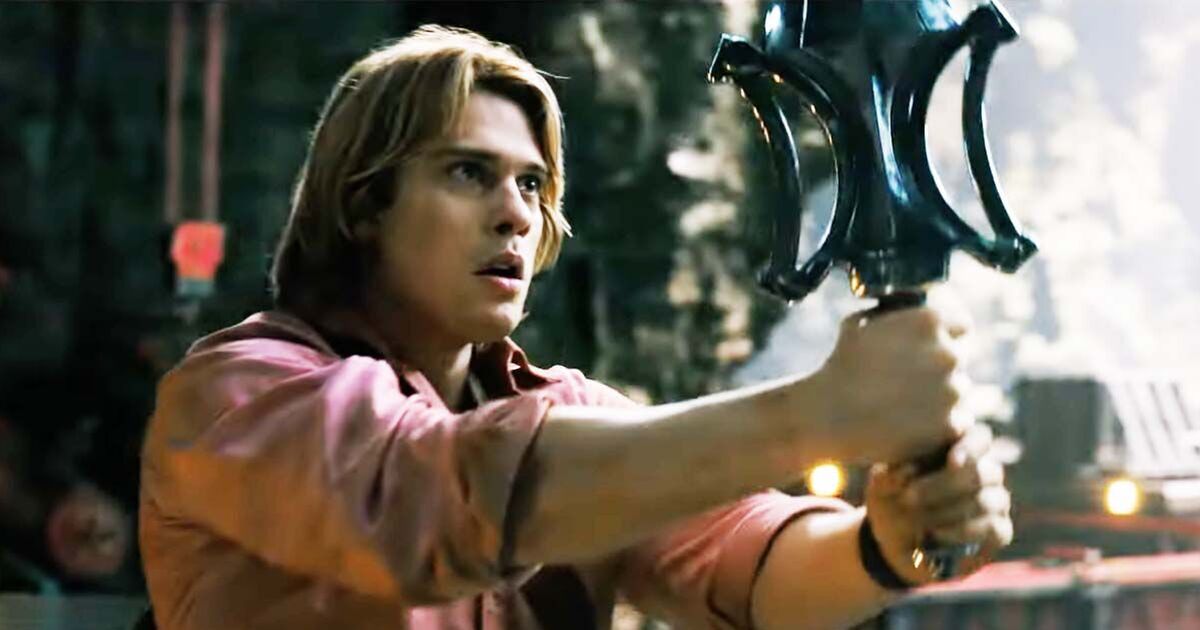 Nicholas Galitzine caracterizado como He-Man no filme Masters of the Universe