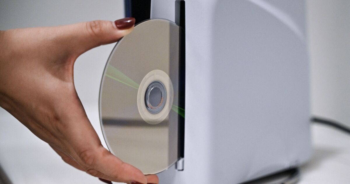 Ilustração conceitual mostrando a transição de discos de videogame para o formato digital.