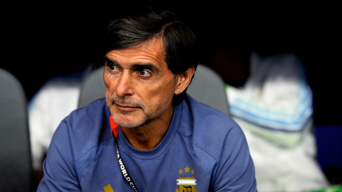 Roberto Ayala em momento de confronto com Dani Olmo após a final da Copa do Mundo