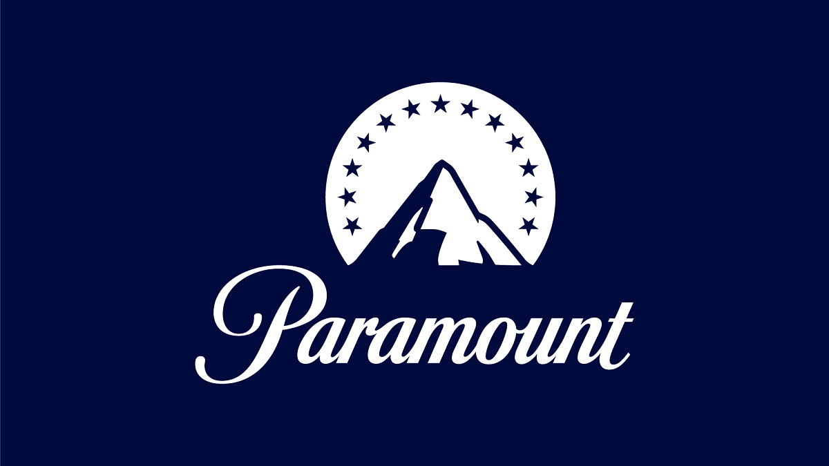 Juiz assinando ordem de suspensão da fusão entre Paramount e Warner Bros. Discovery