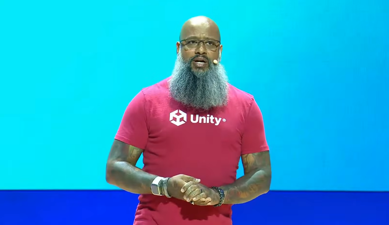 James Stone, diretor sênior de gerenciamento de produtos técnicos da Unity, palestrando no evento Unite 2026.