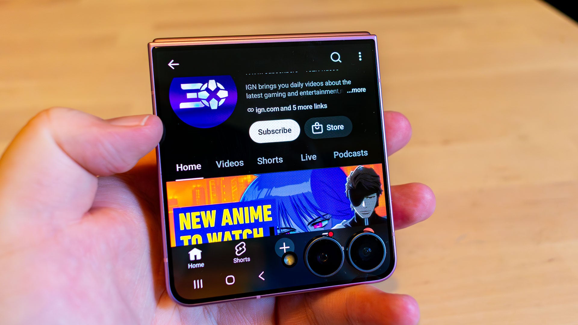 Smartphone dobrável Samsung Galaxy Z Flip 8 semi-aberto mostrando sua tela interna.
