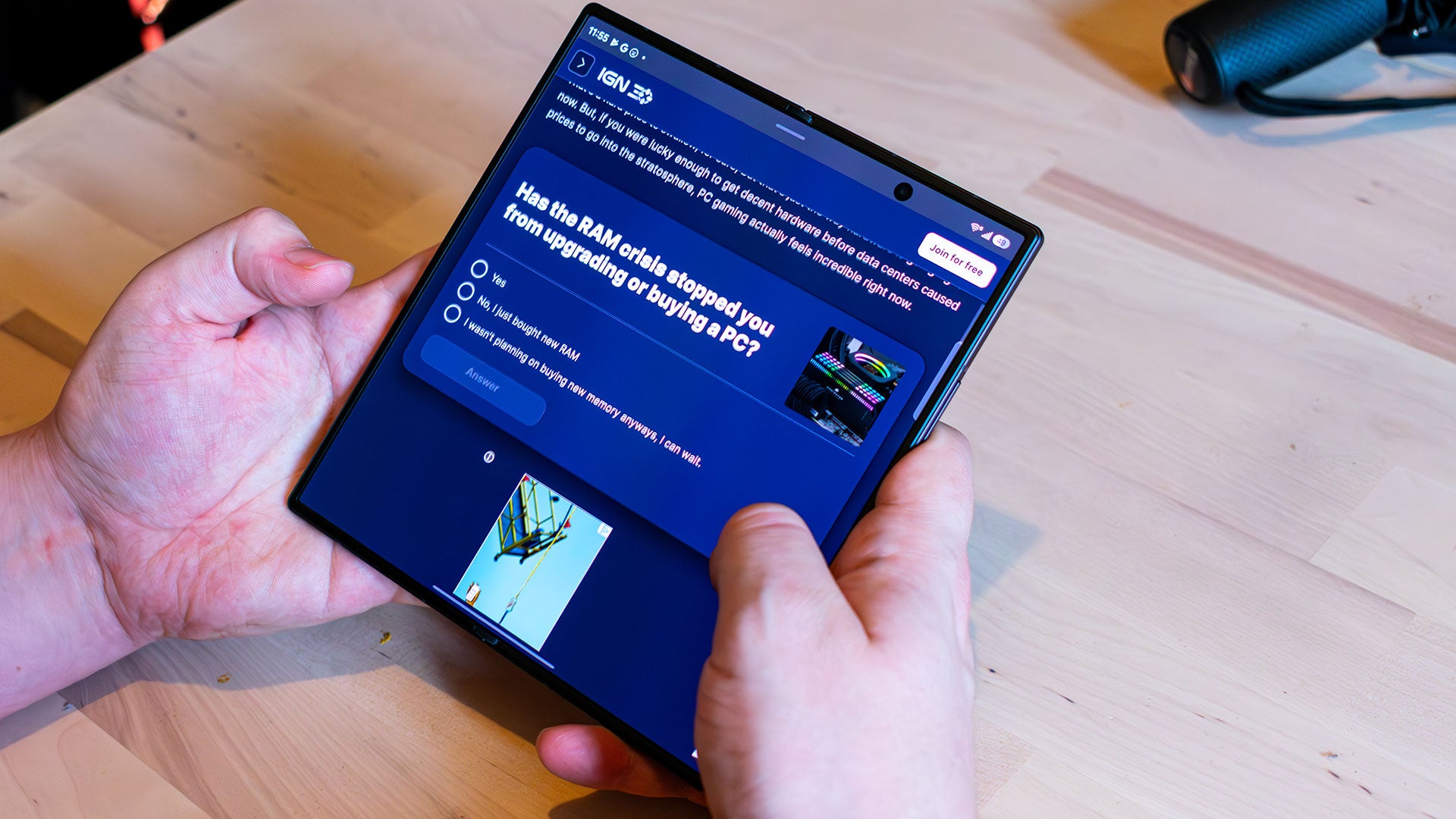 Smartphone dobrável Samsung Galaxy Z Fold 8 Ultra aberto mostrando a tela interna de 8 polegadas.