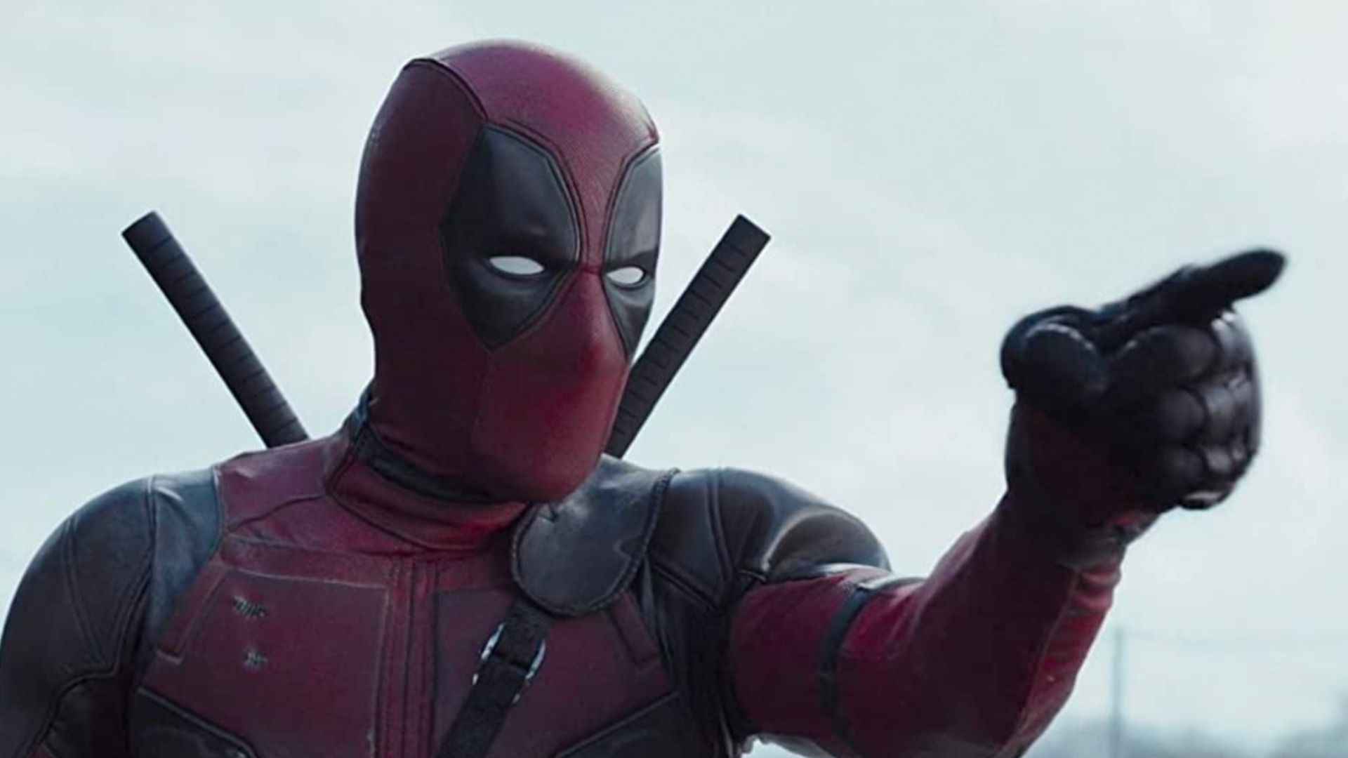 Ator Ryan Reynolds caracterizado como o personagem Deadpool.