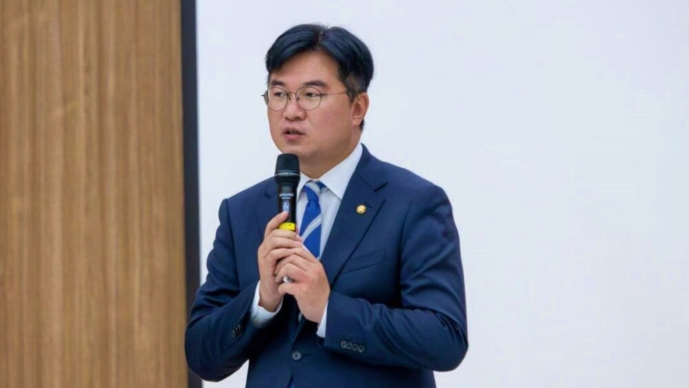Representante Jung Joon-ho apresentando o projeto de lei sobre servidores privados de jogos na Coreia do Sul.