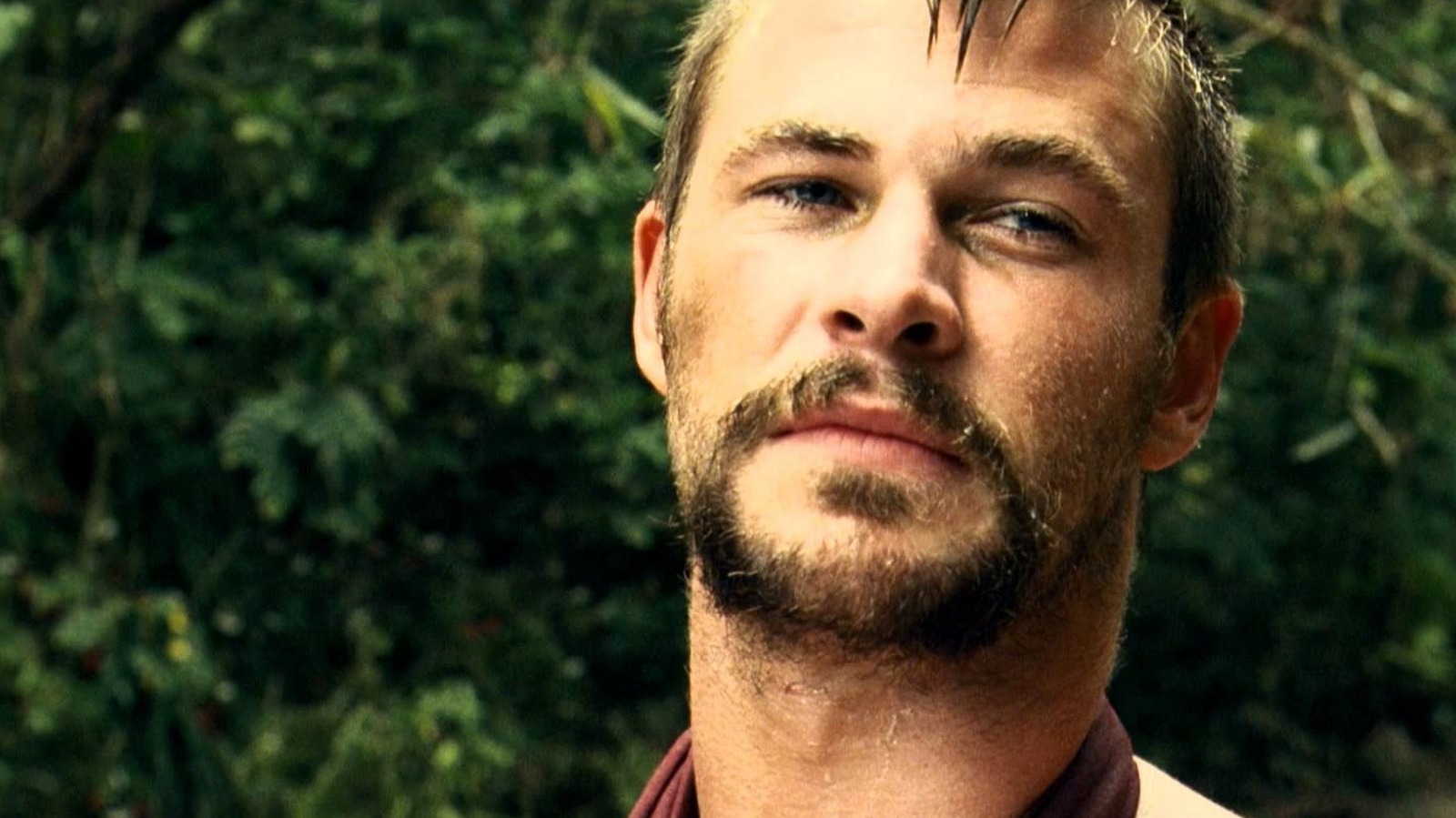 Atores Chris Hemsworth, Timothy Olyphant e Milla Jovovich em cena de suspense.
