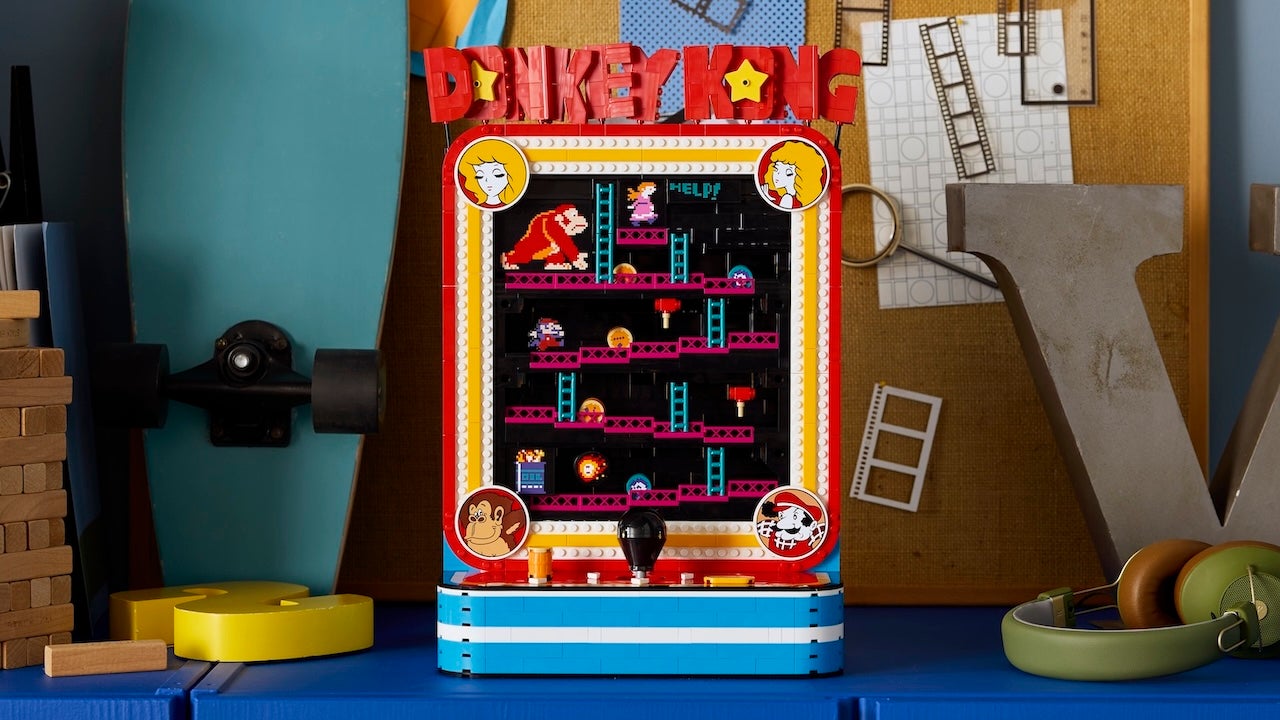 Conjunto de blocos de montar LEGO Donkey Kong Arcade que recria o clássico gabinete de fliperama de 1981.