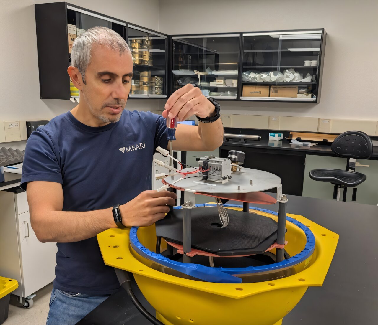 Representação conceitual de tecnologia de luz sendo utilizada para mapeamento e estudo do assoalho marinho.