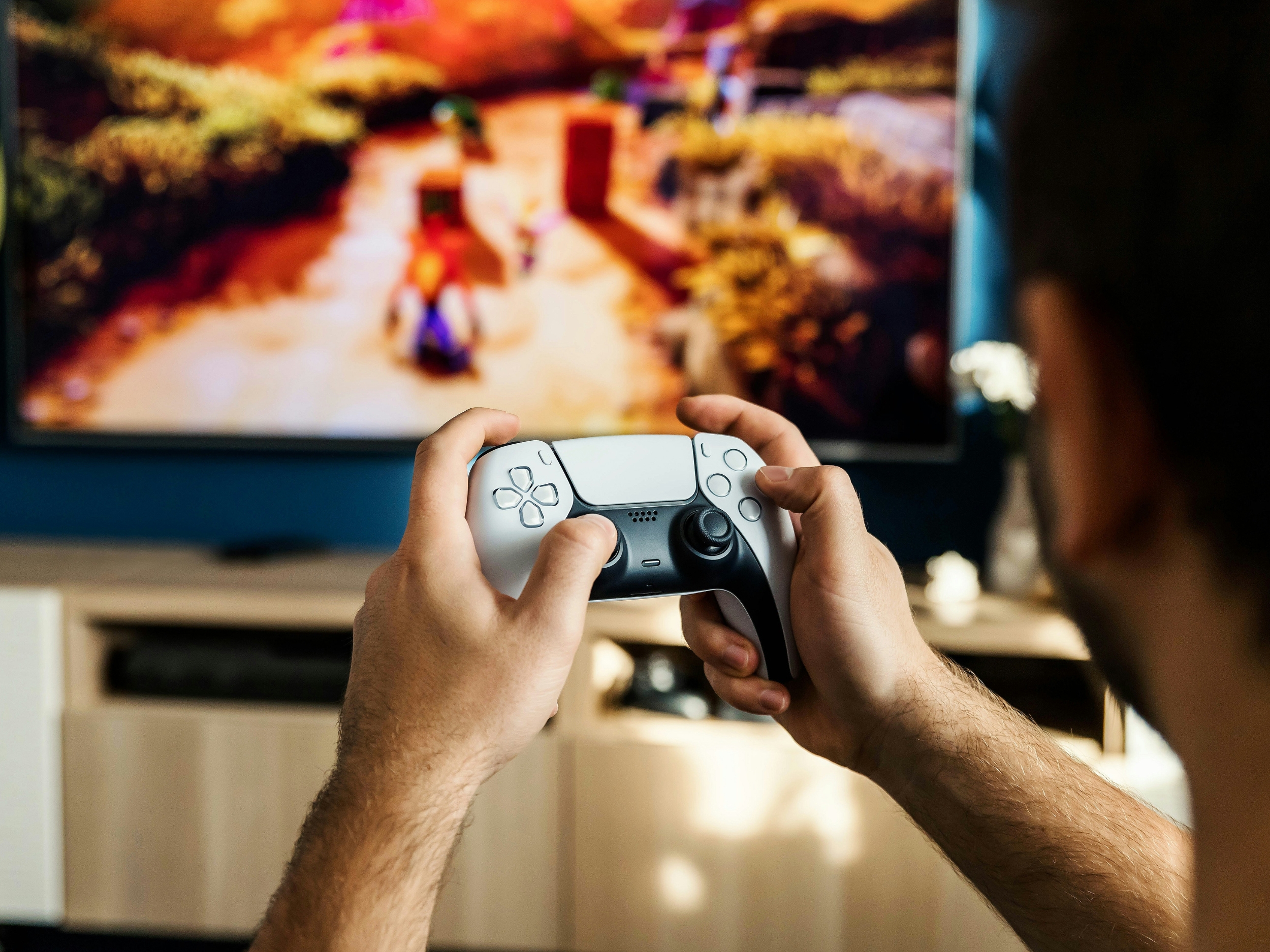 Console PlayStation 5 em destaque com fundo de discussão online
