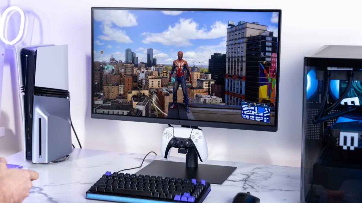 Monitor PlayStation de 27 polegadas com suporte de carregamento para DualSense em uso