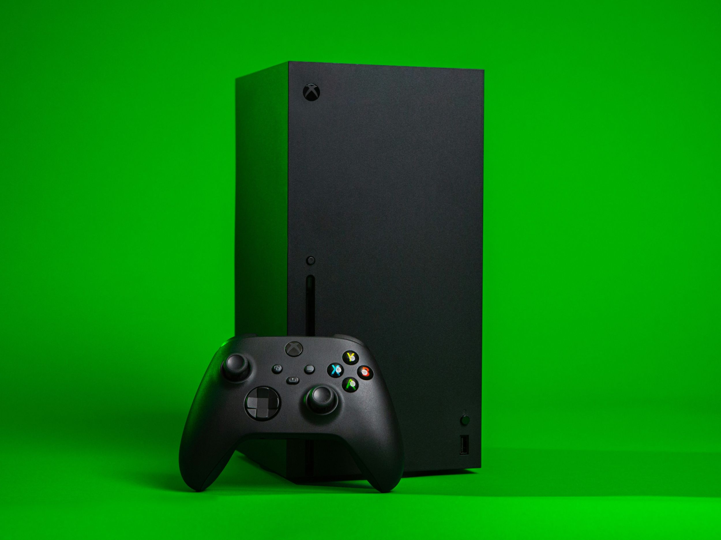 Consoles Xbox e PlayStation lado a lado, representando a competição entre as plataformas