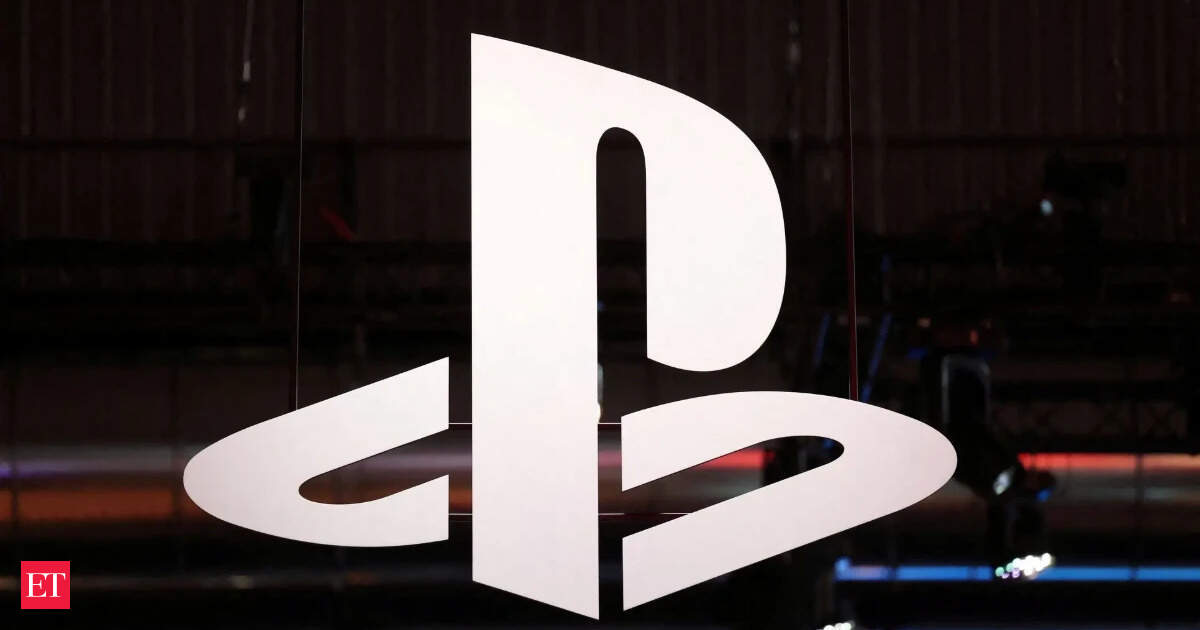 Montagem com artes de Helldivers 2 e Kingdom Come: Deliverance II representando a atualização do PlayStation Plus
