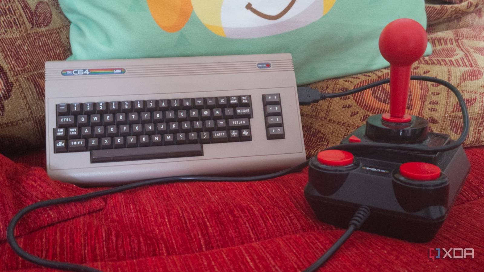 The C64 Mini exibindo jogos clássicos do Commodore 64