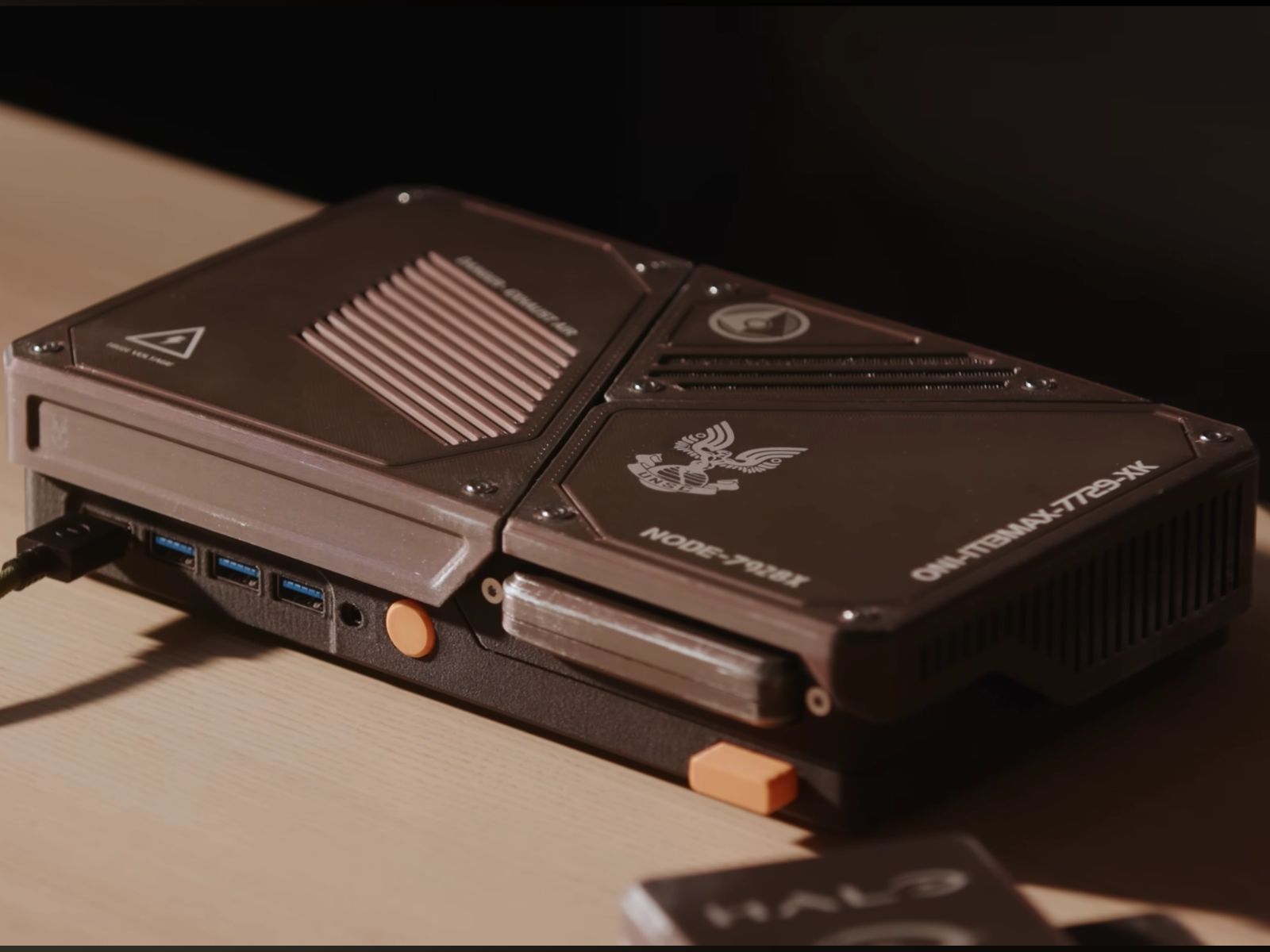 Console personalizado inspirado em Halo com mini PC Geekom e cartuchos impressos em 3D