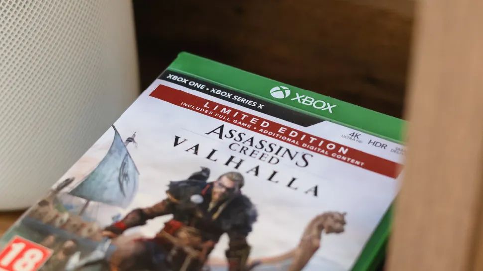 Console Xbox Series X com disco de jogo e interface digital