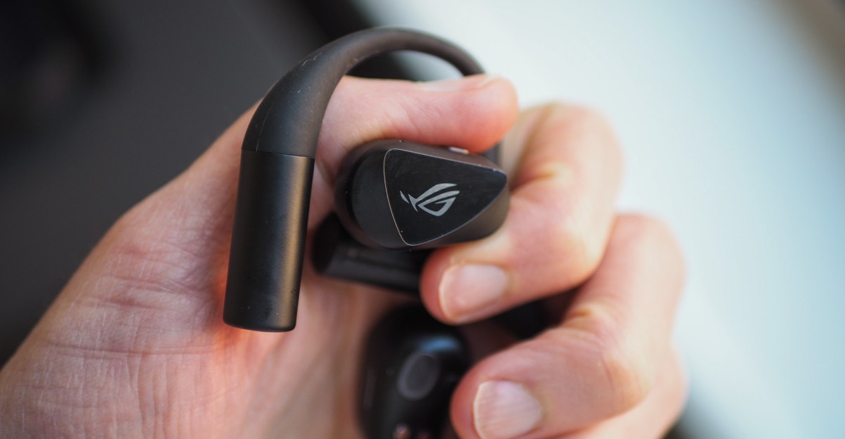 Fones de ouvido sem fio Asus Cetra Open ao lado de um console portátil