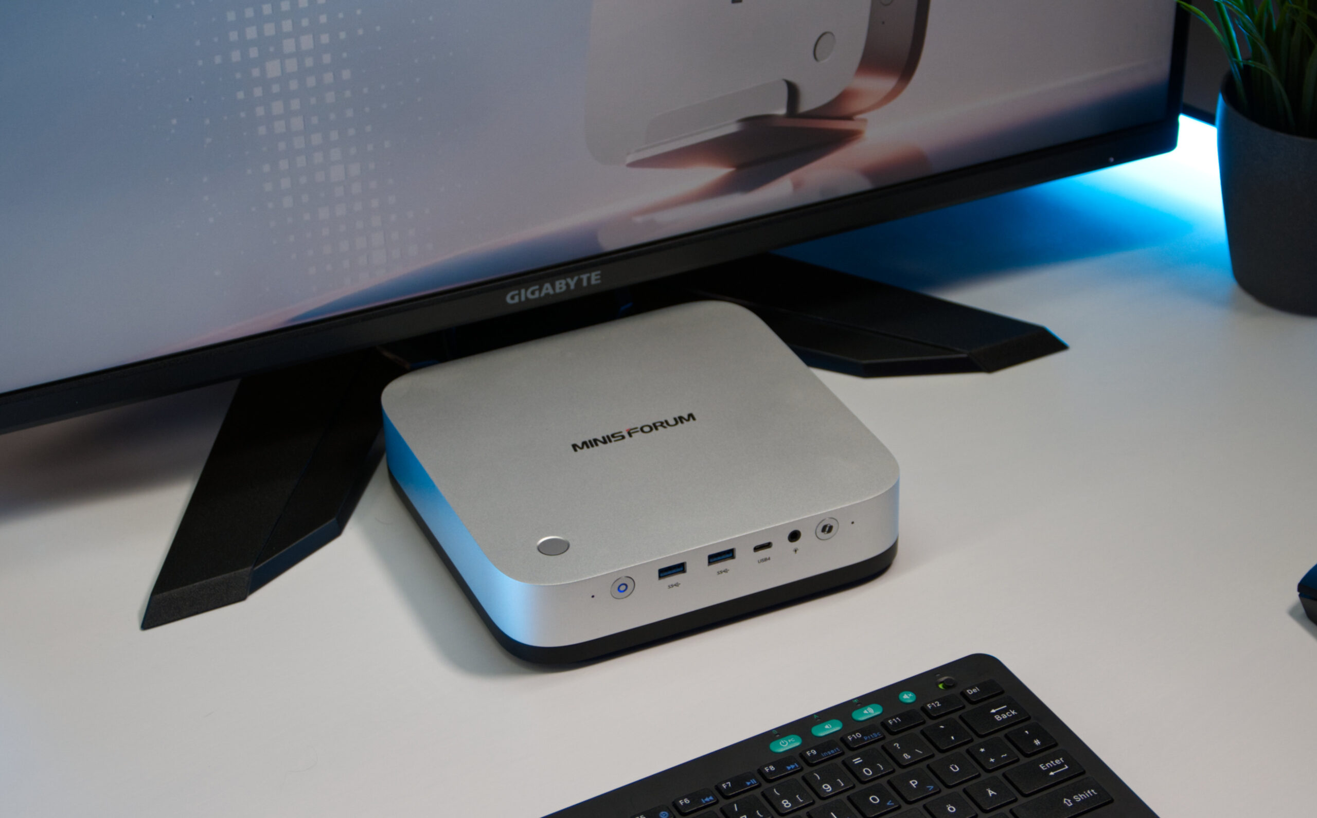 Minisforum M2 Pro mini-PC com design compacto e portas de conexão