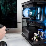 Gabinete curvo de vidro do desktop Maingear Zero 2026 em ambiente de escritório