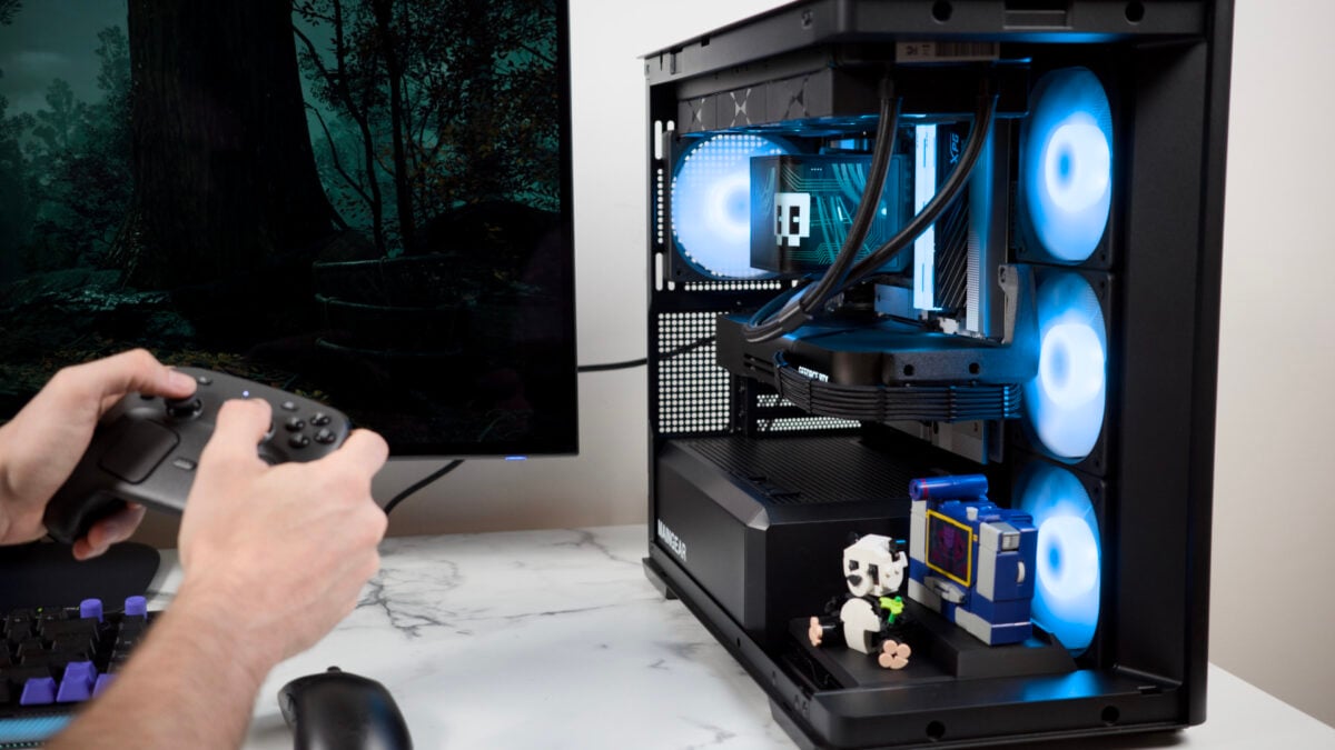 Gabinete curvo de vidro do desktop Maingear Zero 2026 em ambiente de escritório