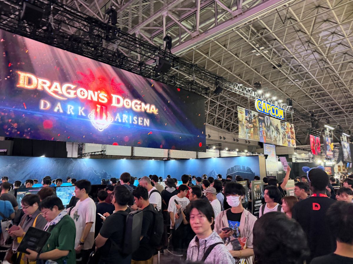 Multidão na Tokyo Game Show 2026 antes da chegada do tufão