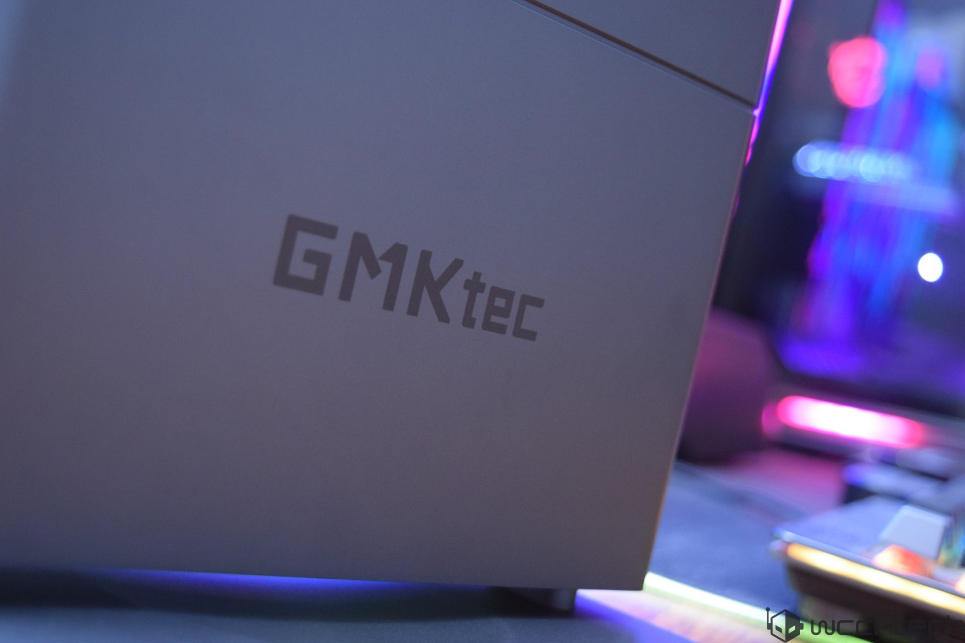 GMKtec EVO X3 Mini PC em caixa com logo dourado, mostrando design vertical e ventilação nas laterais