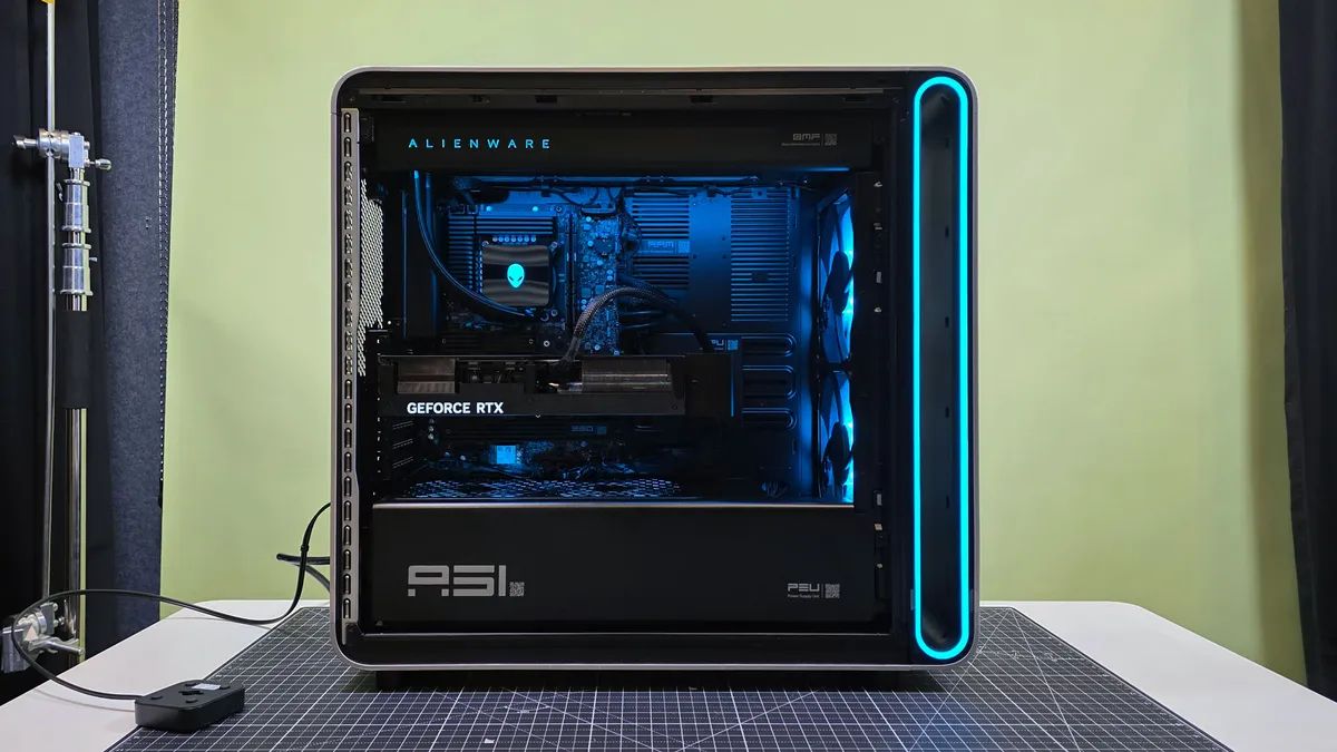 Computador gamer Alienware equipado com placa de vídeo RTX 5090 e processador AMD Ryzen 9 9950X3D.