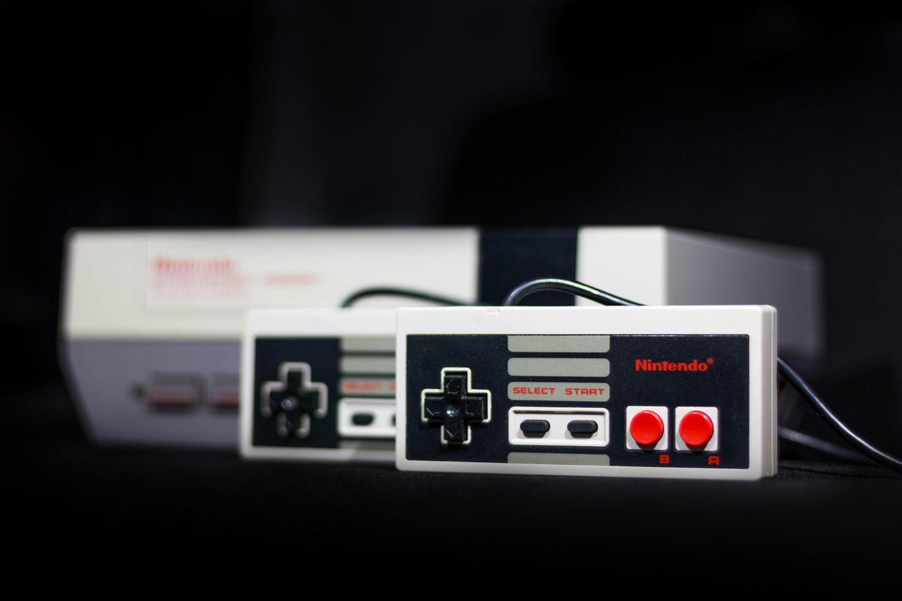 Ilustração representando a preservação de videogames em arquivos digitais